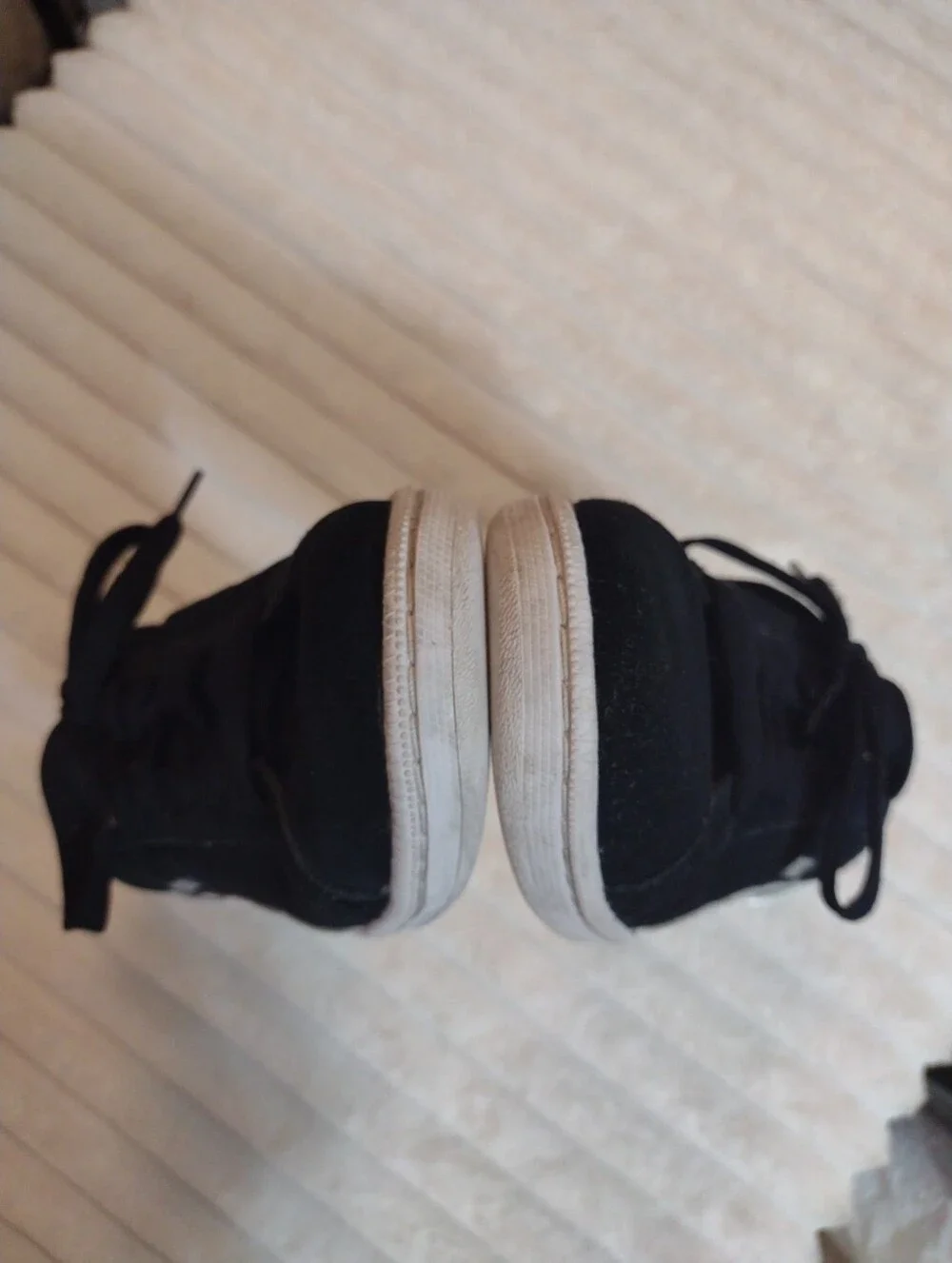 Puma Suede Sneakers Womens 8 Black White SoftFoam Comfort Low Athletic Shoe